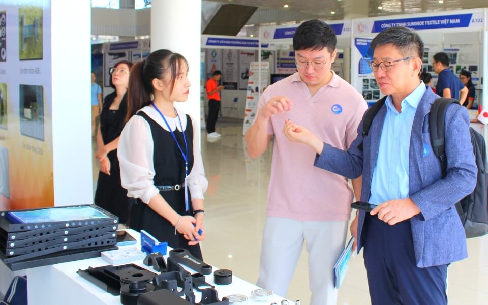 Phiên dịch hội chợ triển lãm uy tín, thông dịch viên giàu kinh nghiệm 2 đặc điểm của phiên dịch hội chợ